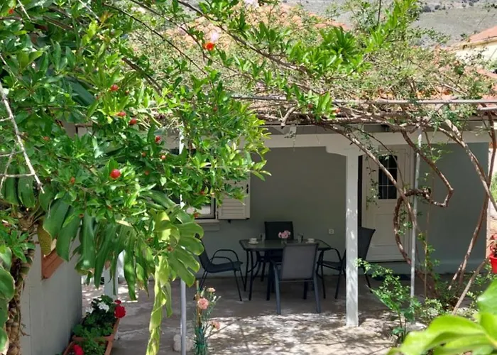 Feriehus Ermioni's In *