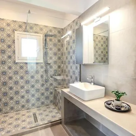 Ermioni's In איה אפימיה