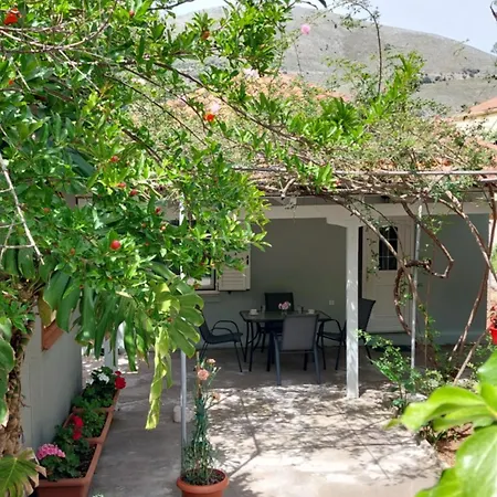 Vakantiehuis Ermioni's In *